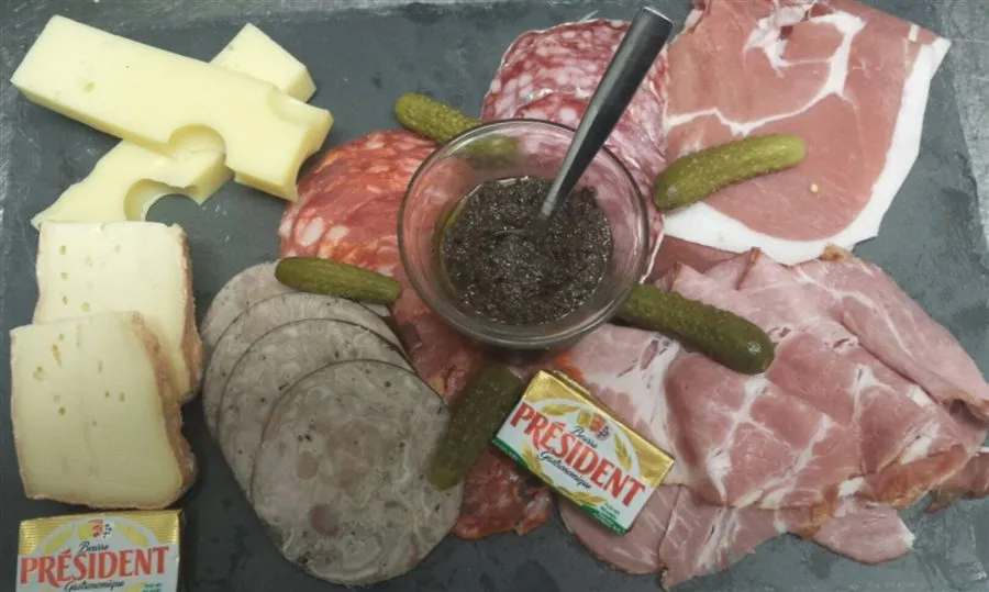 Entrante del día servido sobre pizarra
